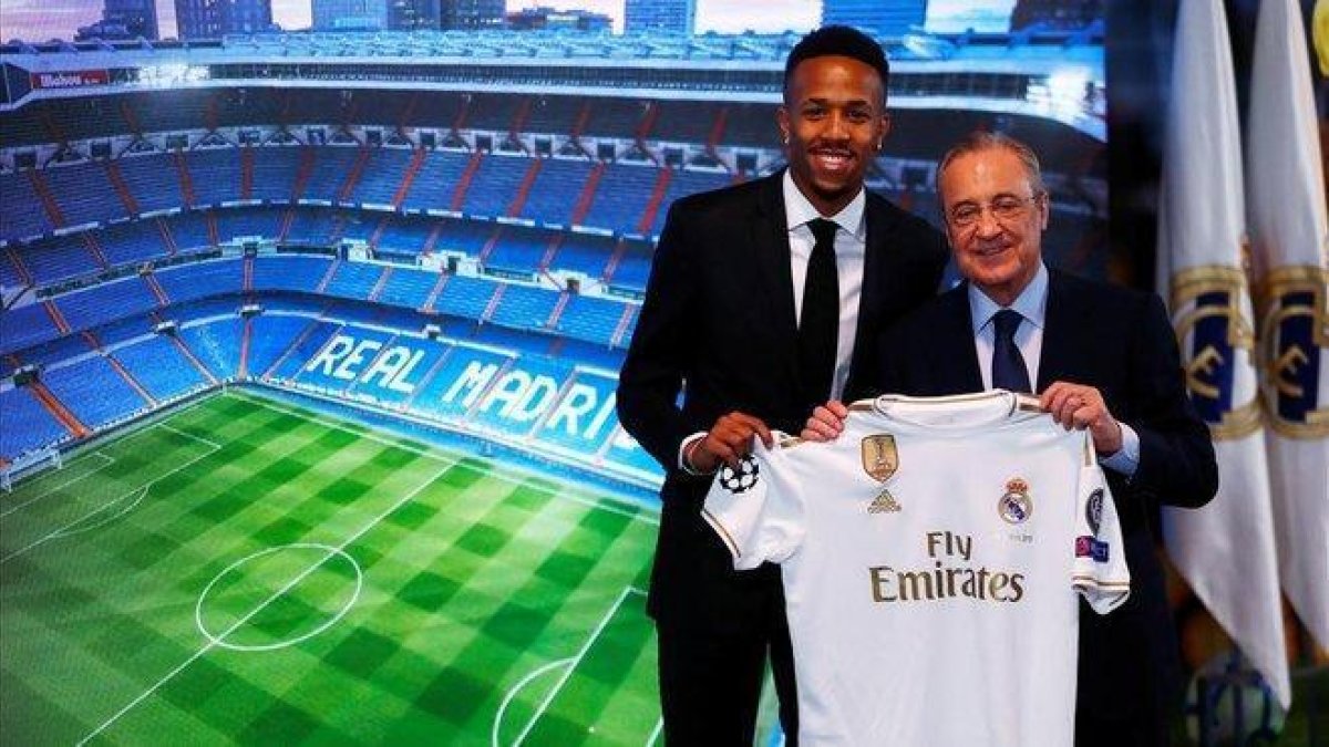 Militao y Florentino Pérez, en la presentación del defensa.-
