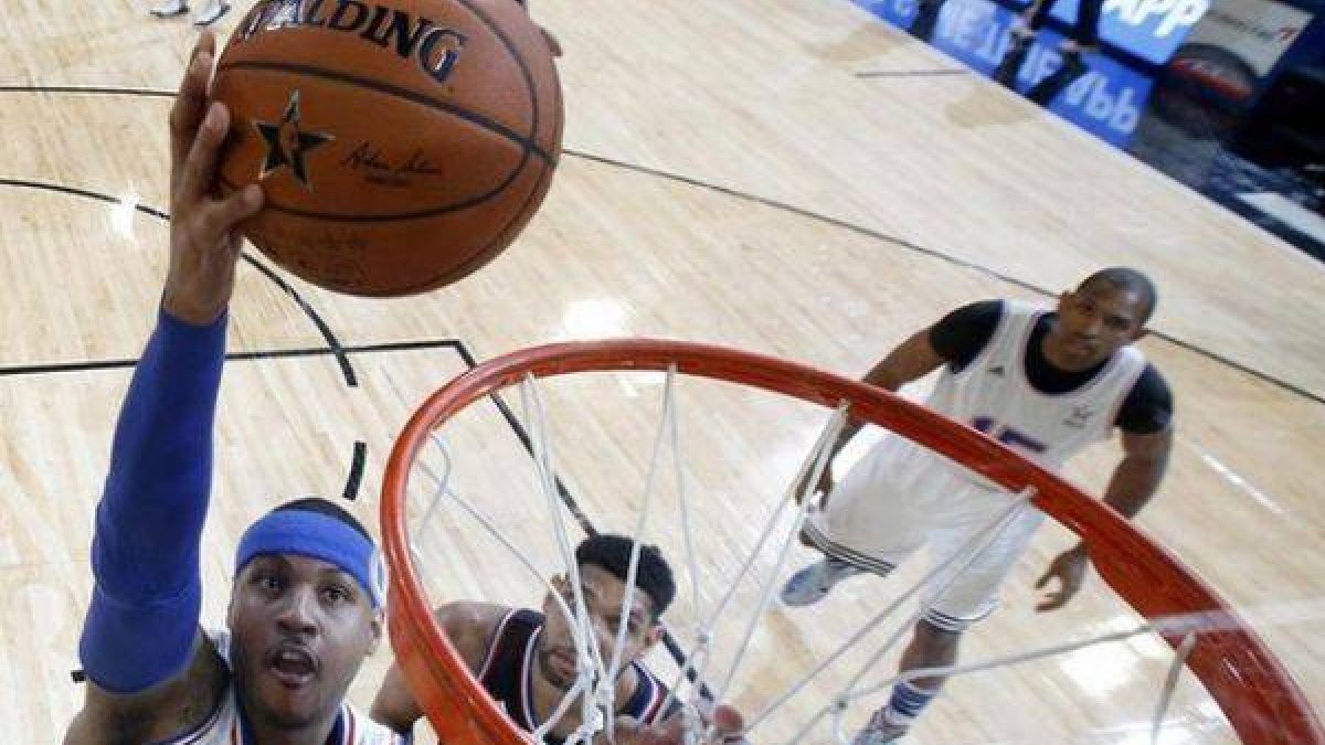 Carmelo Anthony entra a canasta durante el Partido de las Estrellas en el Madison Square Garden.-Foto: EFE / KATHY WILLENS