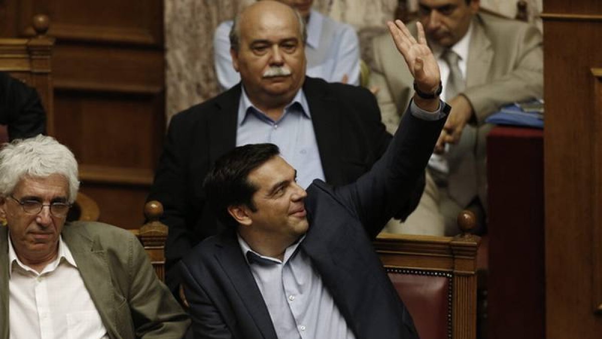 El primer ministro griego, Alexis Tsipras, durante la sesión del parlamento en que se votaron un segundo paquete de reformas.-Foto: EFE / YANNIS KOLESIDIS