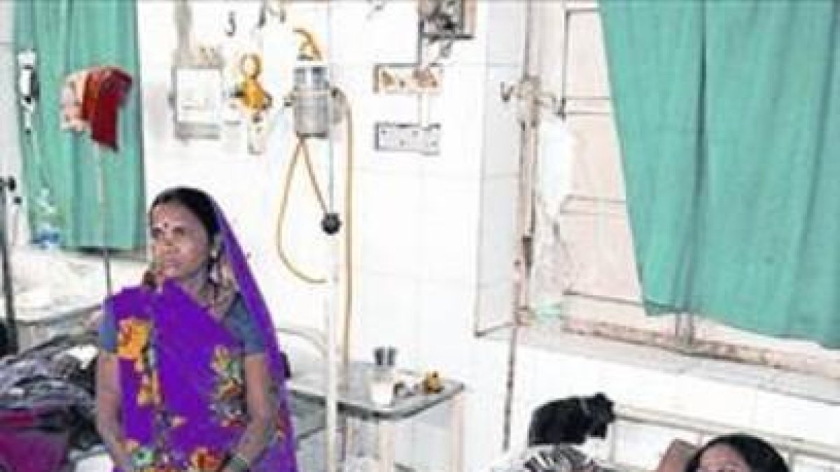Algunas de las víctimas de la esterilización en Chhattisgarh, en el 2014, hospitalizadas.-AP