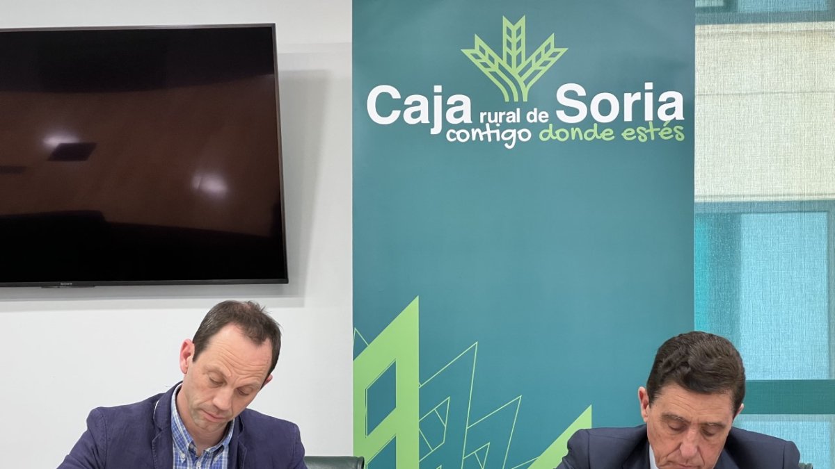 Rodrigo Gómez y Carlos Martínez en la firma del convenio. HDS