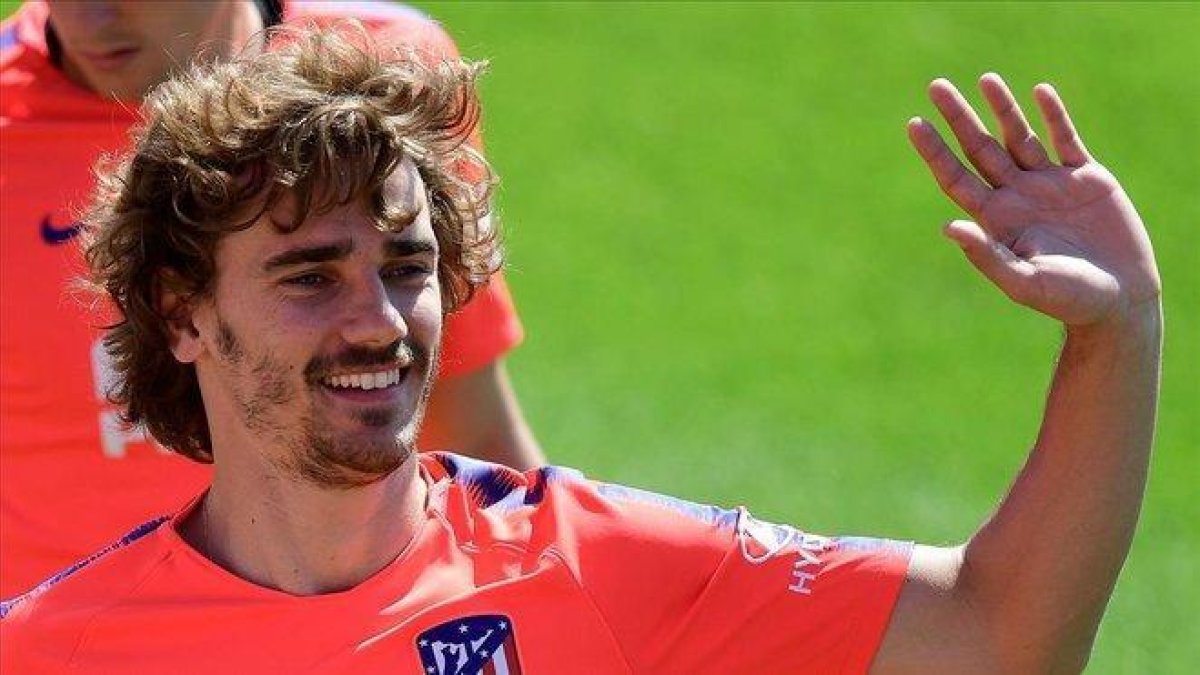 Griezmann, en un entrenamiento con el Atlético tras anunciar su marcha.-AFP / JAVIER SORIANO
