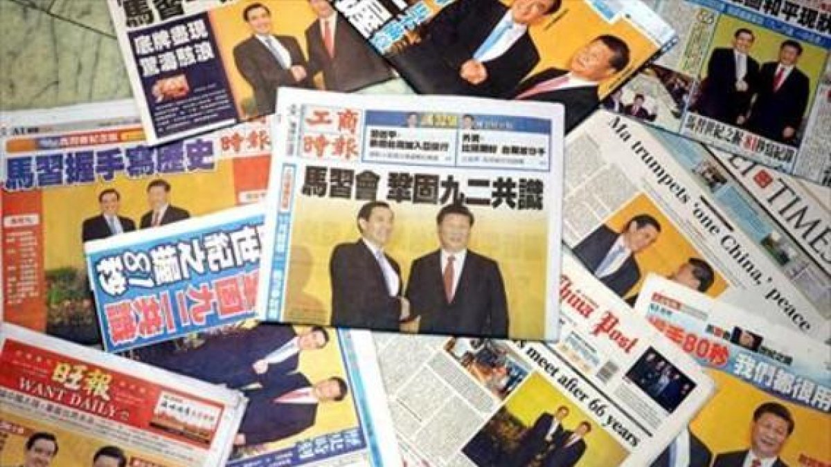 Las portadas unánimes de los diarios taiwaneses, ayer.-EFE / DAVID CHANG