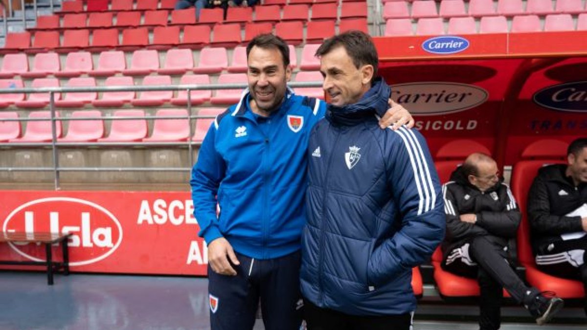 Iñaki Bea y Santi Castillejo se saludan en los prolegómenos del encuentro. Víctor García Valero