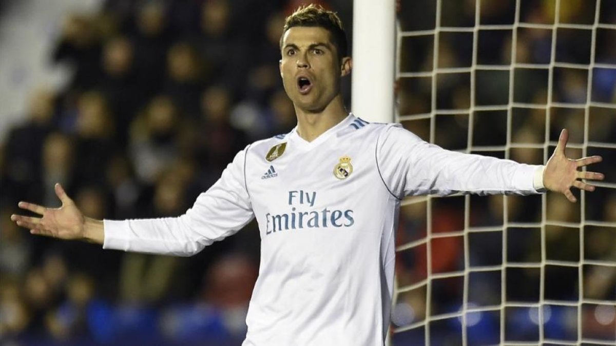 Cristiano Ronaldo se queja durante el encuentro ante el Levante del pasado sábado.-AFP / JOSE JORDAN