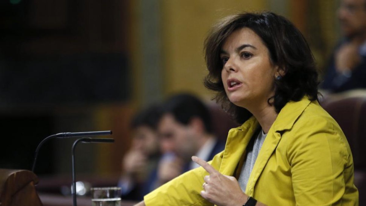 La vicepresidenta del Gobierno, Soraya Sáenz de Santamaría, durante su intervención en el pleno del Congreso de los Diputados sobre el CETA.-FERNANDO ALVARADO