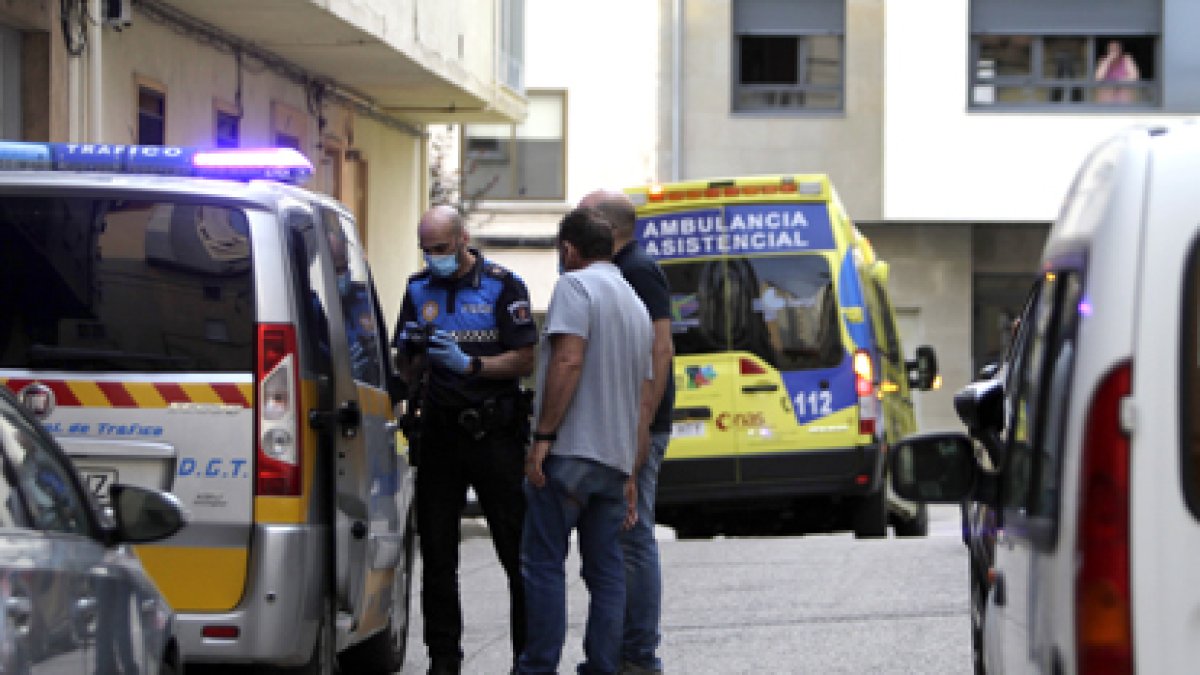 Efectivos de Policía y la ambulancia que trasladó al herido al hospital en la tarde del viernes-L.Á.T.