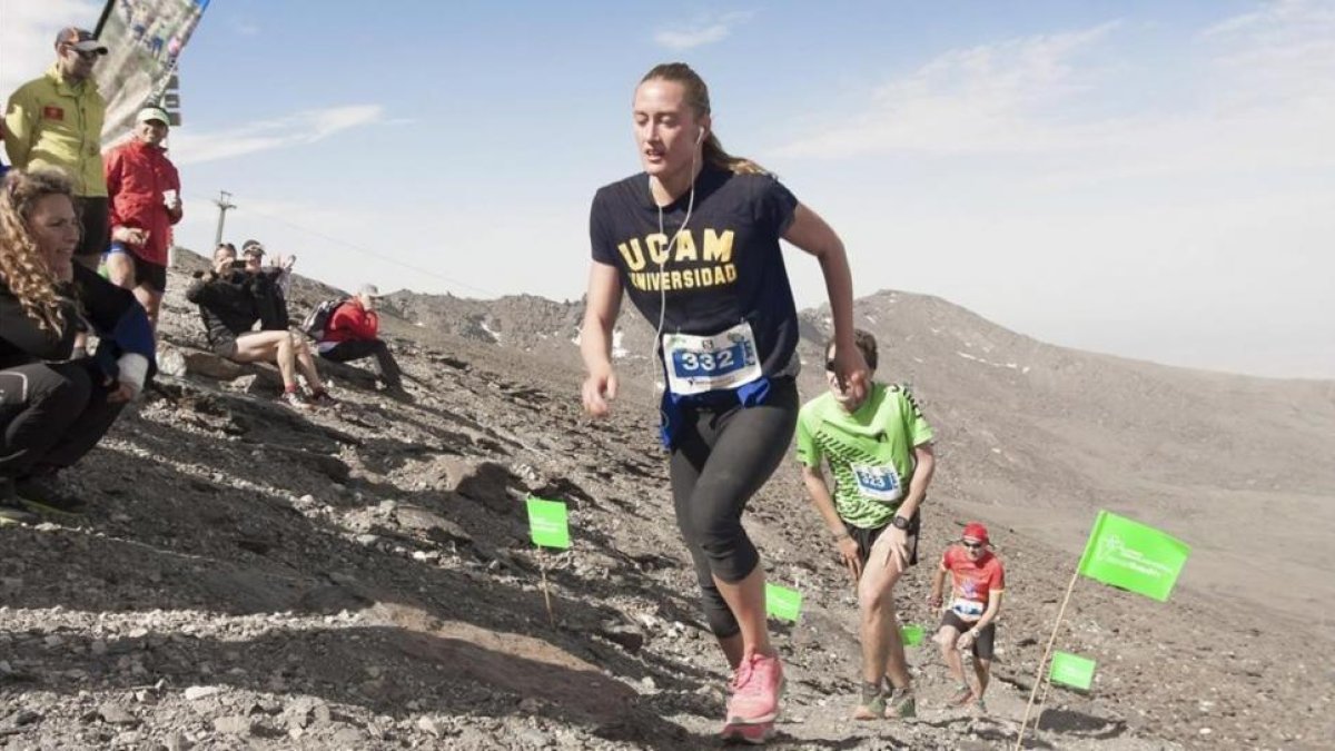 La nadadora Mireia Belmonte durante su participacion en el Kilometro Vertical de Sierra Nevada.-EFE / Juan Miguel Alcala