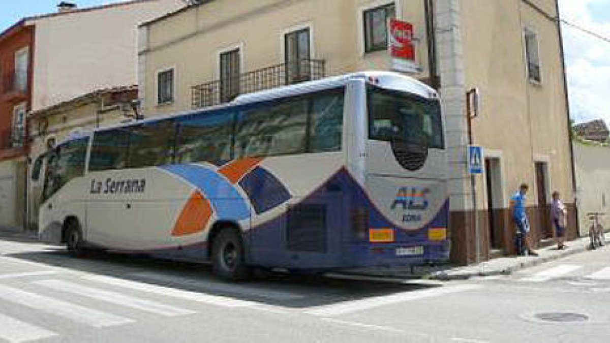 Autobús de La Serrana. / EL CORREO DE BURGOS-