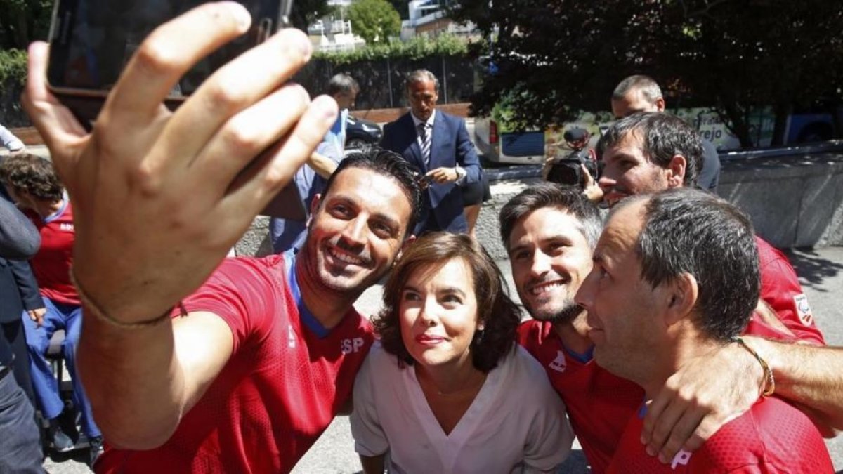 La vicepresidenta del gobierno Soraya Saenz de Santamaria se hace un selfie con deportistas paralímpicos.-KIKO HUESCA / EFE