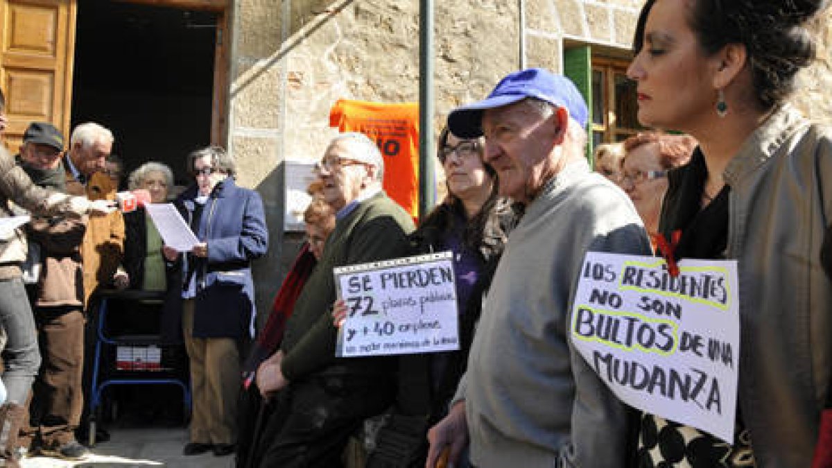 Protesta contra el cierre en el acceso a la residencia Nuestra Señora de las Mercedes. / DIEGO MAYOR-