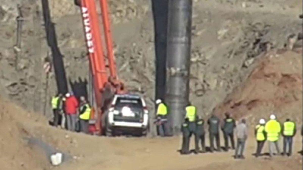 El intento de introducir los 60 metros de tubo en el pozo paralelo al de Julen.-ATLAS
