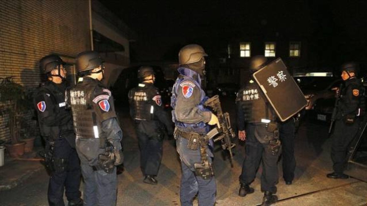 Agentes de policía rodean la cárcel de Kaohsiung, Taiwan, este miércoles por la noche.-Foto: REUTERS / JIMMY TUNG