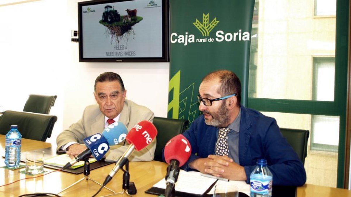 Anselmo García y José Luis Palomar, ayer, durante la presentación de la nueva línea de financiación.-D.S.