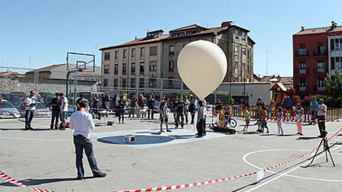 La ‘Haziak 1’, donante de piezas para la sonda borobiana, a punto de despegar el 29 de junio en Vitoria. / SONDA ESTRATOSFÉRICA HAZIAK 1’-