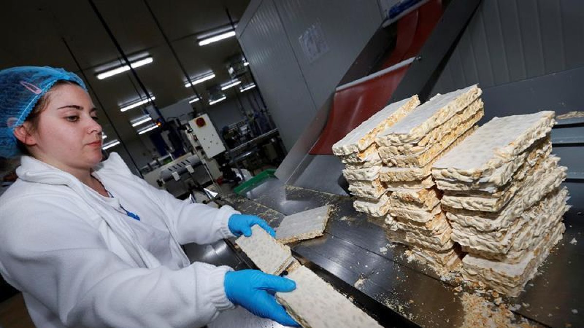 Una operaria en un momento del proceso de elaboración del turrón en la fábrica de Garrigós en Jijona.-EFE