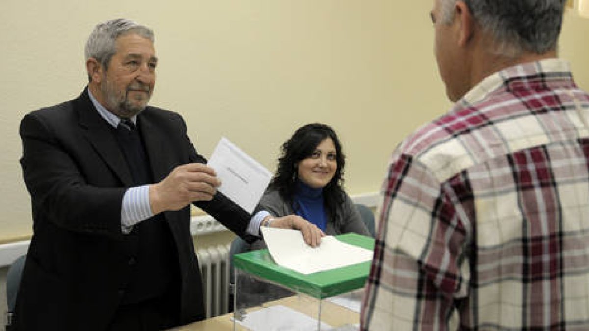 Trabajadores de la Subdelegación en la votación de ayer./ U. S. -