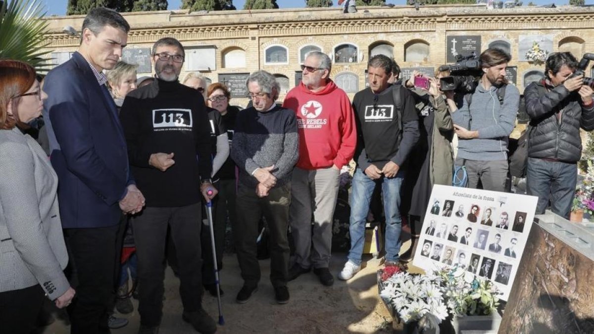 Pedro Sánchez durante su visita a las fosas comunas del cementerio de Paterna, este lunes.-/ MIGUEL LORENZO