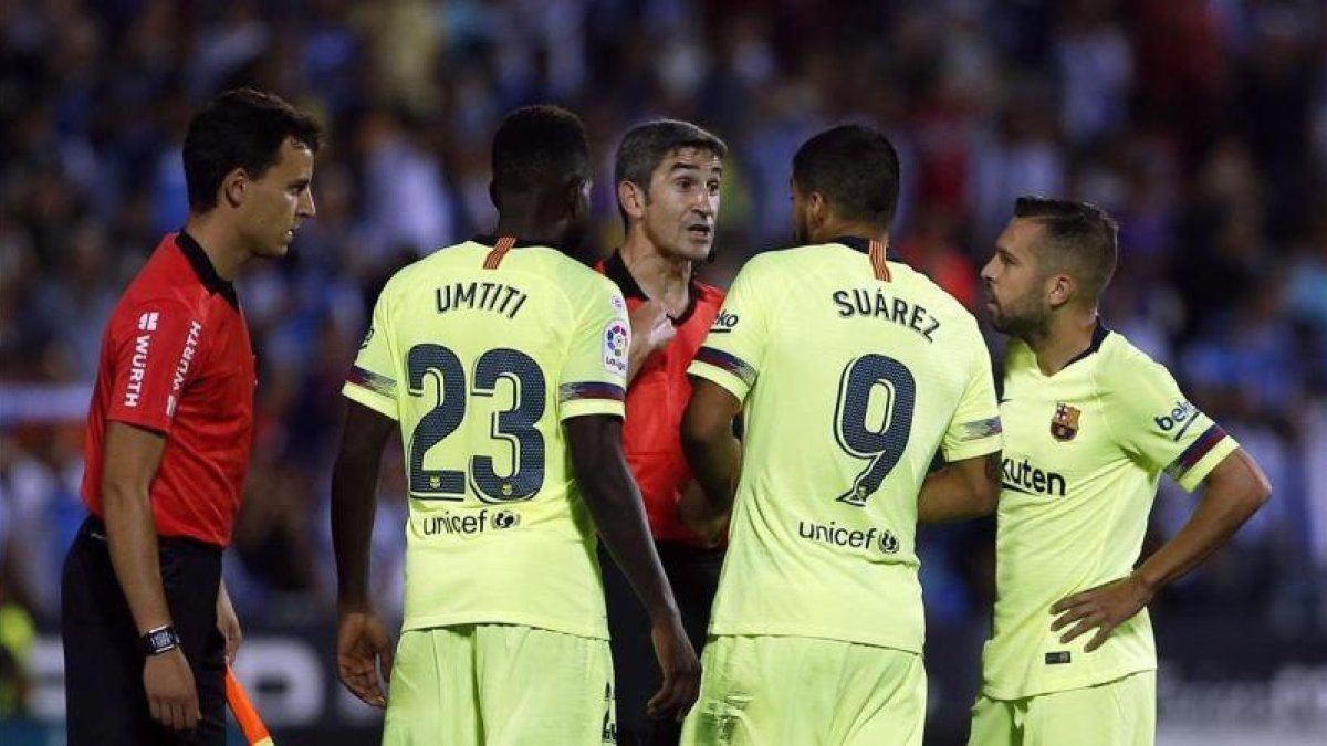Umtiti, Suárez y Jordi Alba protestan a Undiano Mallenco en el Leganés-Barça.-AP / MANU FERNÁNDEZ