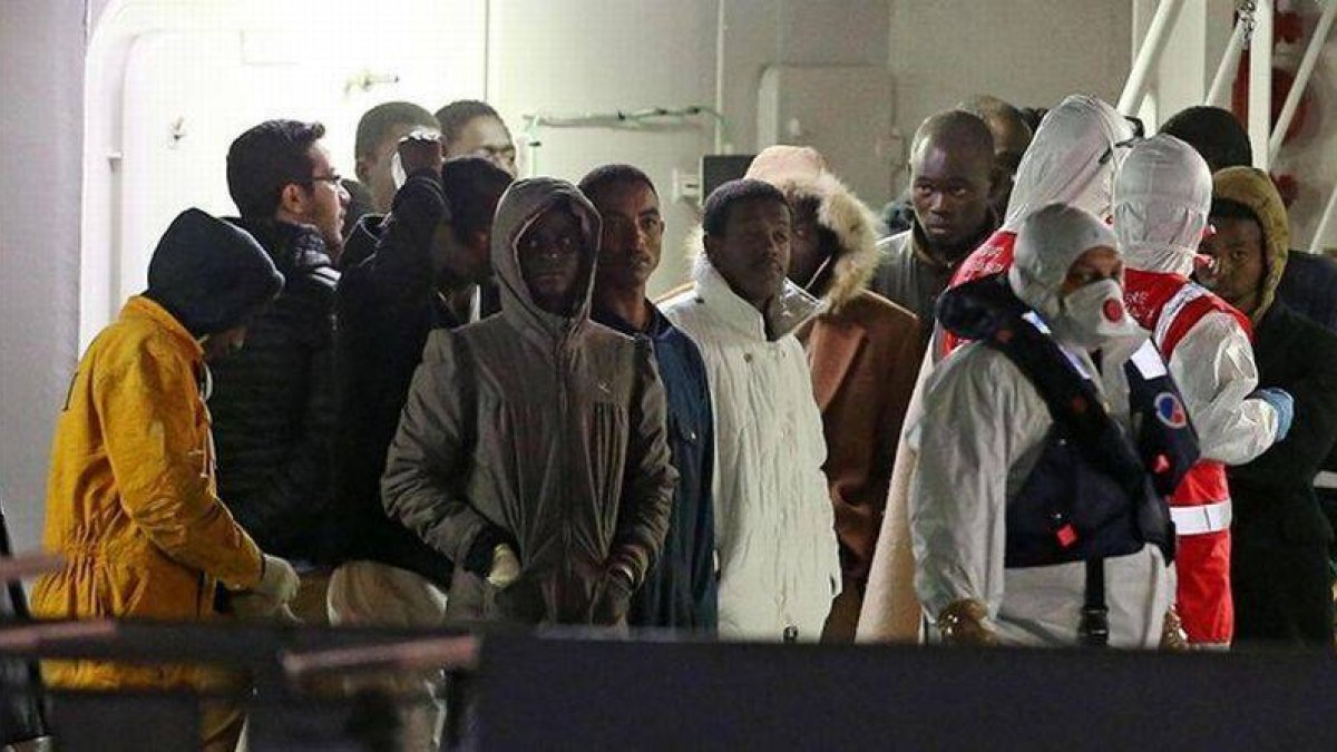 Supervivientes del naufragio, a su llegada al puerto de Catania a bordo del guardacostas 'Bruno Gregoretti', este martes por la madrugada.-Foto: EFE / ALESSANDRO DI MEO