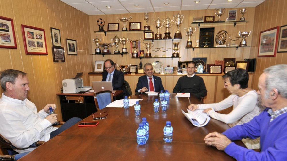 El Consejo de Administración del Numancia en la Junta Extraordinaria del pasado mes de noviembre.-Valentín Guisande