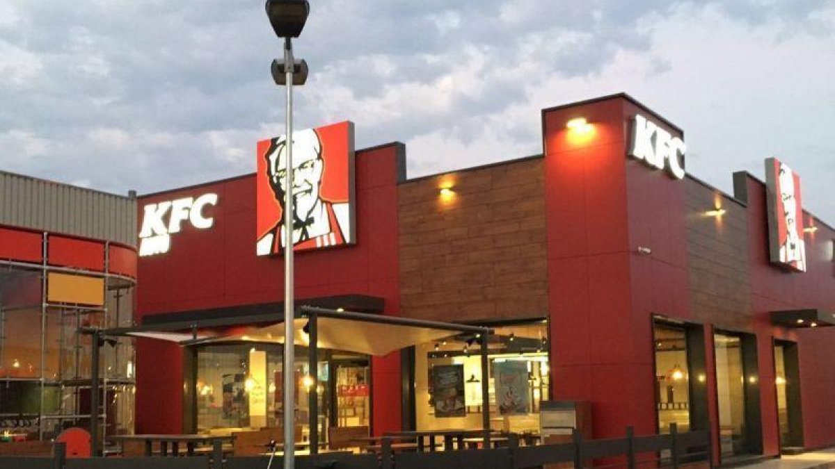 Un restaurante de la marca KFC en Vilanova i la Geltrú, gestionado en España por la empresa AmRest.-EL PERIÓDICO/ ARCHIVO