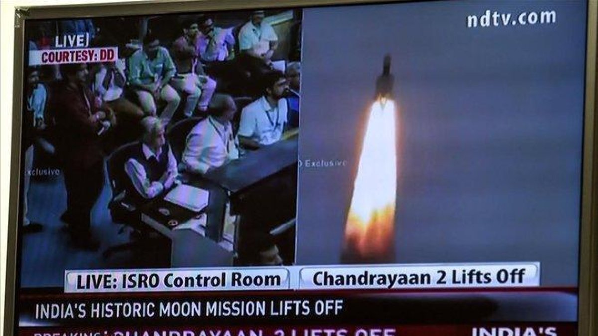 El lanzamiento del cohete Chandrayaan, visto en una pantalla de televisión.-PRAKASH SINGH (AFP)