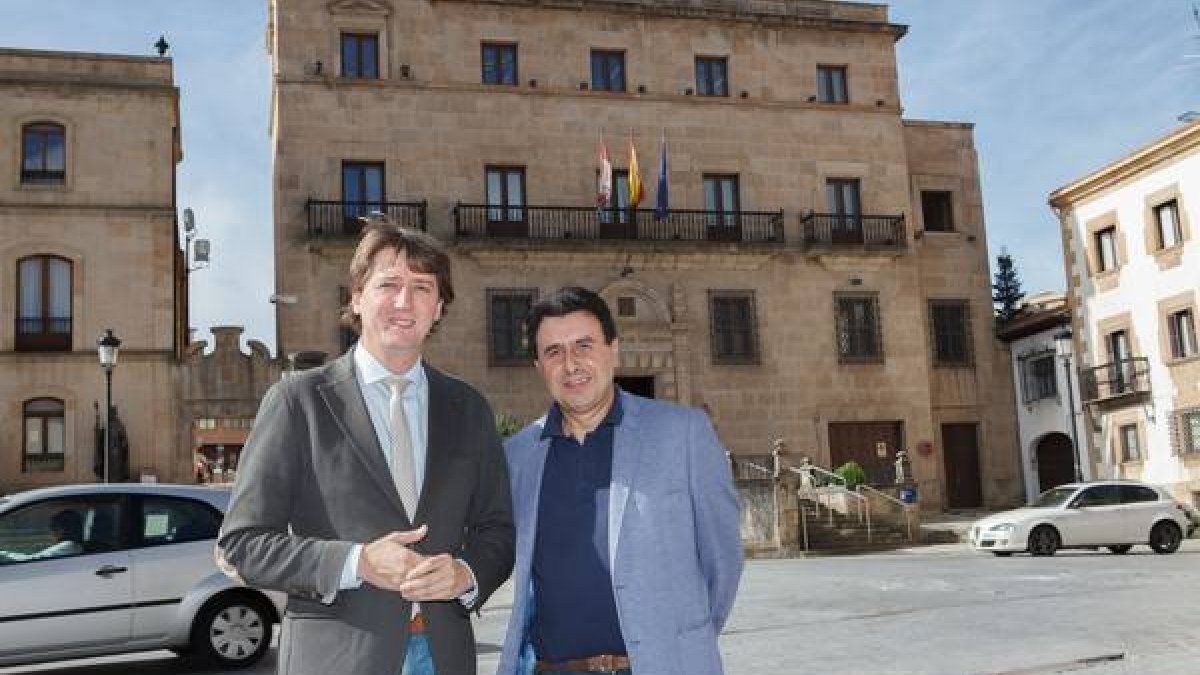 El diputado socialista por Soria, Félix Lavilla, anuncia que abandona la primera línea de la política. En la imagen, acompañado del secretario del Psoe en Soria y alcalde de la ciudad, Carlos Martínez.-CONCHA ORTEGA / ICAL