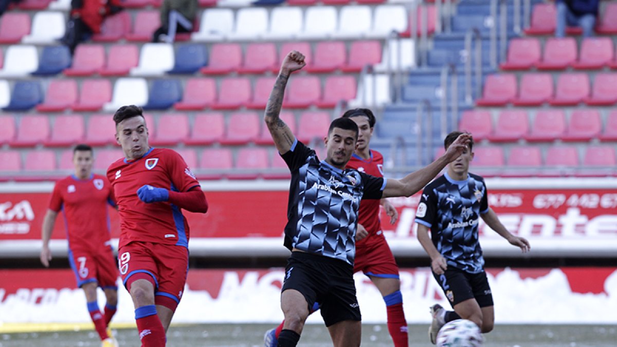 Un momento del encuentro Numancia-Almería.-L.A.T