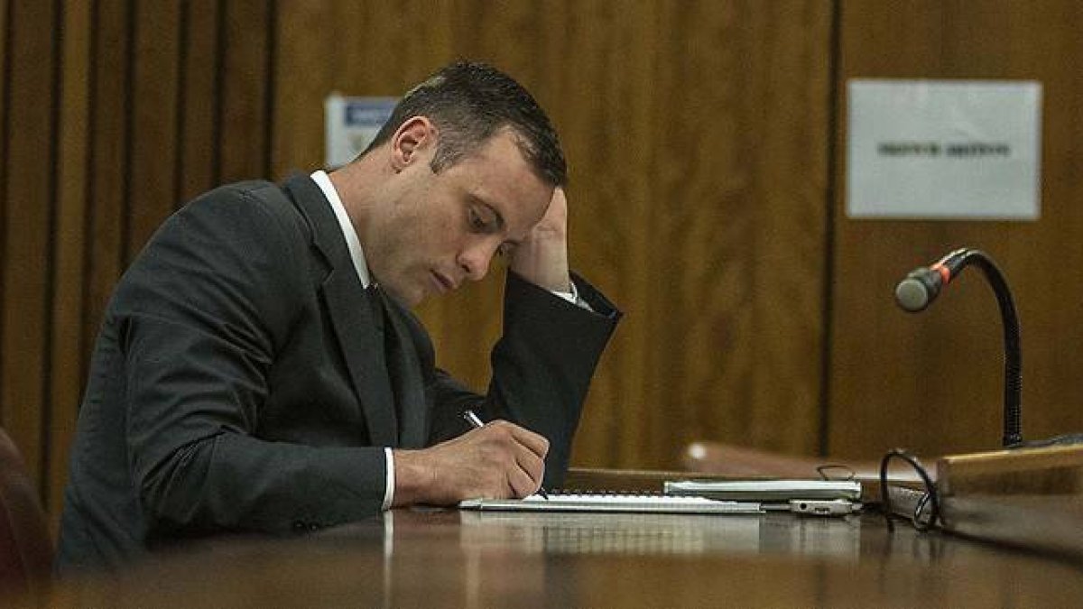 Oscar Pistorius toma notas durante la tercera jornada de la vista para imponer una pena al deportista por un delito de homicidio imprudente.-