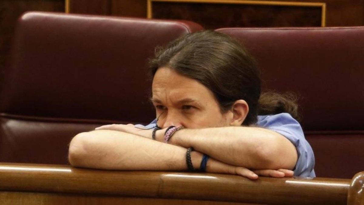 Pablo Iglesias, en su escaño durante el pleno del Congreso.-AGUSTÍN CATALÁN