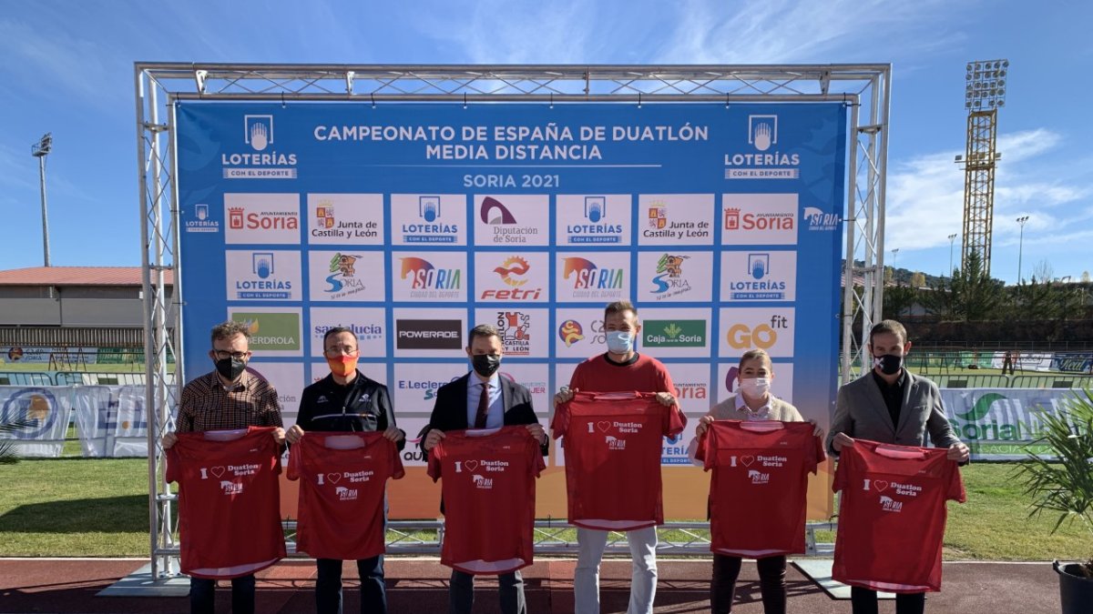 La presentación tuvo lugar esta mañana en el Estadio de Los Pajaritos. HDS
