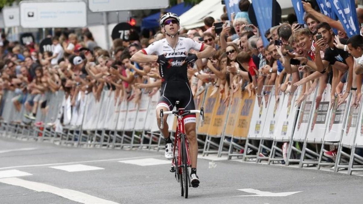 El ciclista holandés consigue una victoria en solitario en la Klasikoa.-EFE / JUAN HERRERO