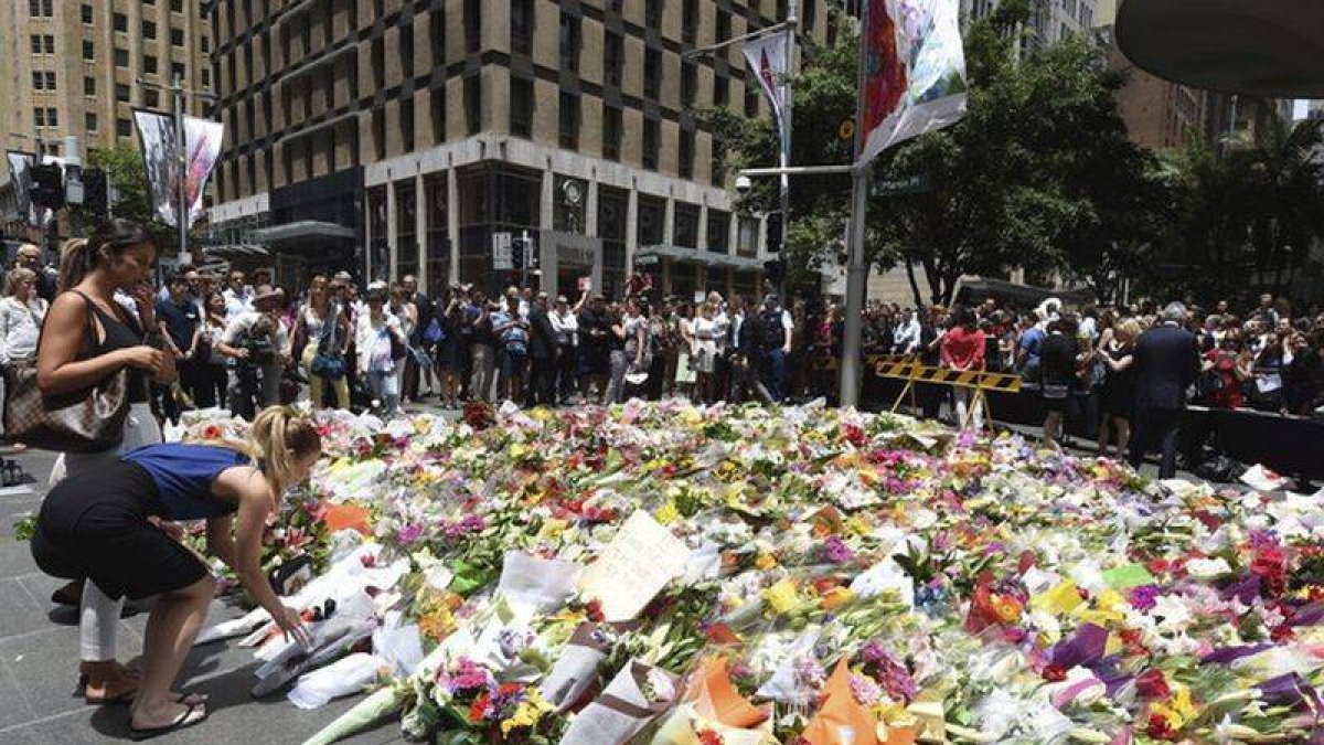Miles de flores en homenaje a las víctimas del secuestro del lunes en Sídney.-Foto: EFE / DEAN LEWINS