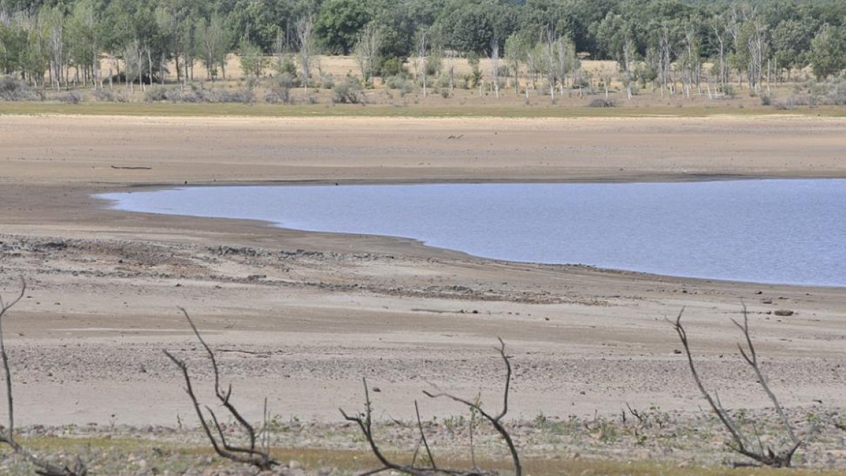 Aspecto del mermado embalse de la Cuerda del Pozo.-VALENTÍN GUISANDE