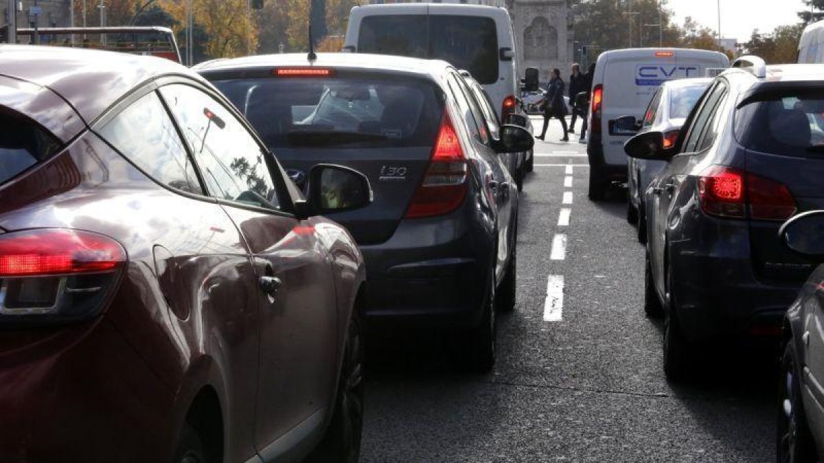 Coches detenidos en una calzada en Madrid.-JUAN MANUEL PRATS