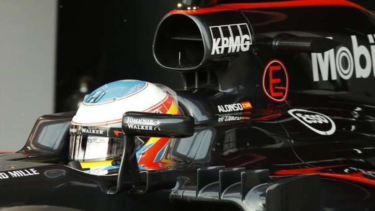 Fernando Alonso deja el garaje de McLaren-Honda en los ensayos de este jueves en Montmeló.-REUTERS / SERGIO PEREZ