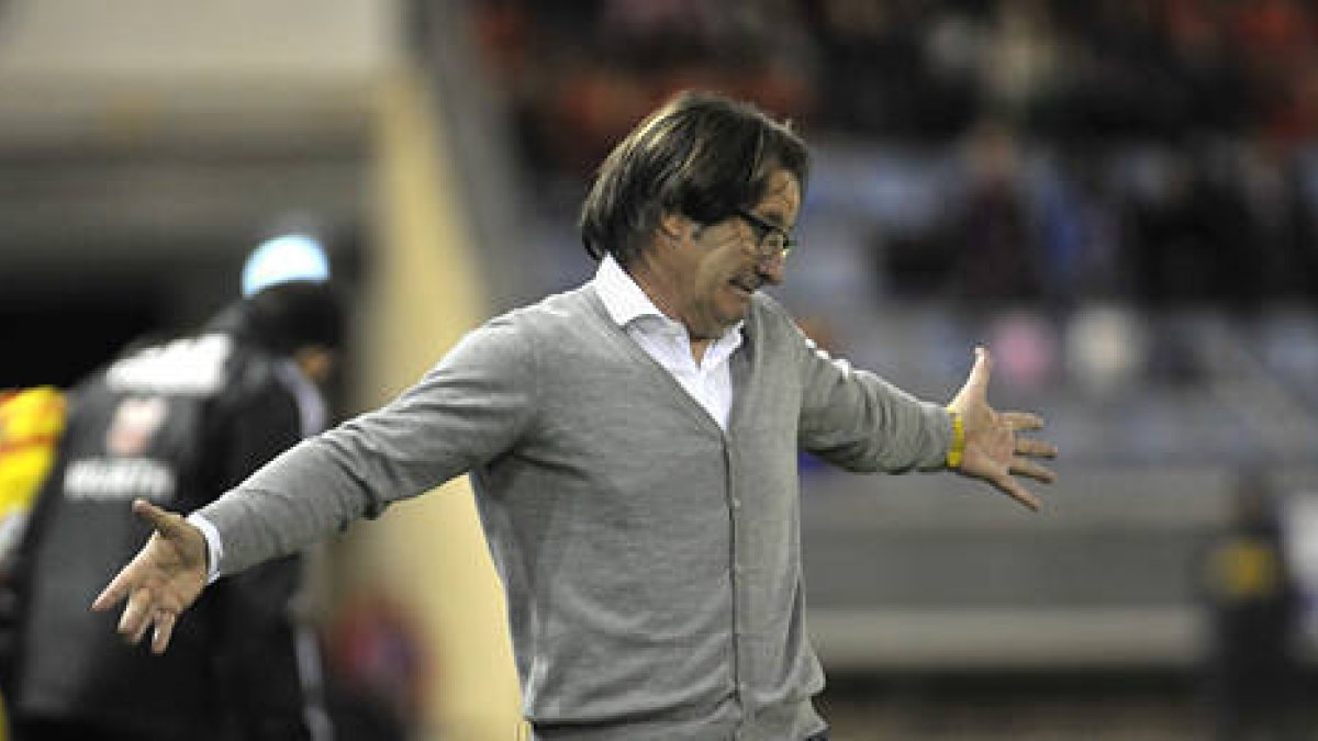 El entrenador del Numancia, Juan Antonio Anquela. / DIEGO MAYOR-