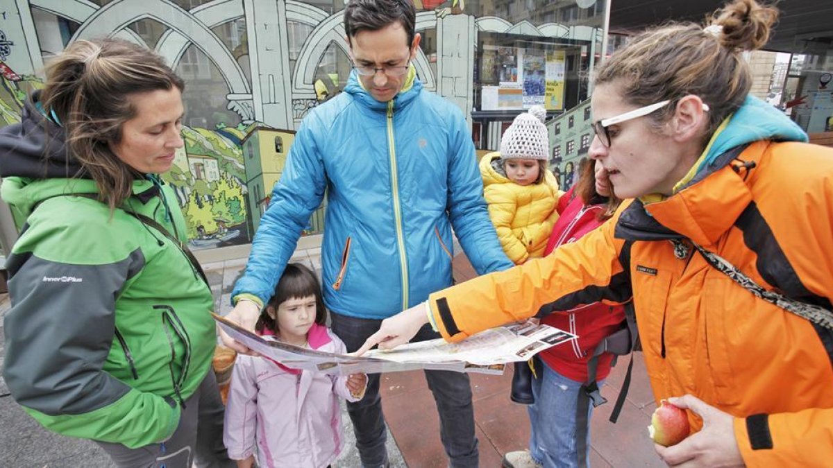 Turistas en la capital durante la pasada Semana Santa.-Mario Tejedor