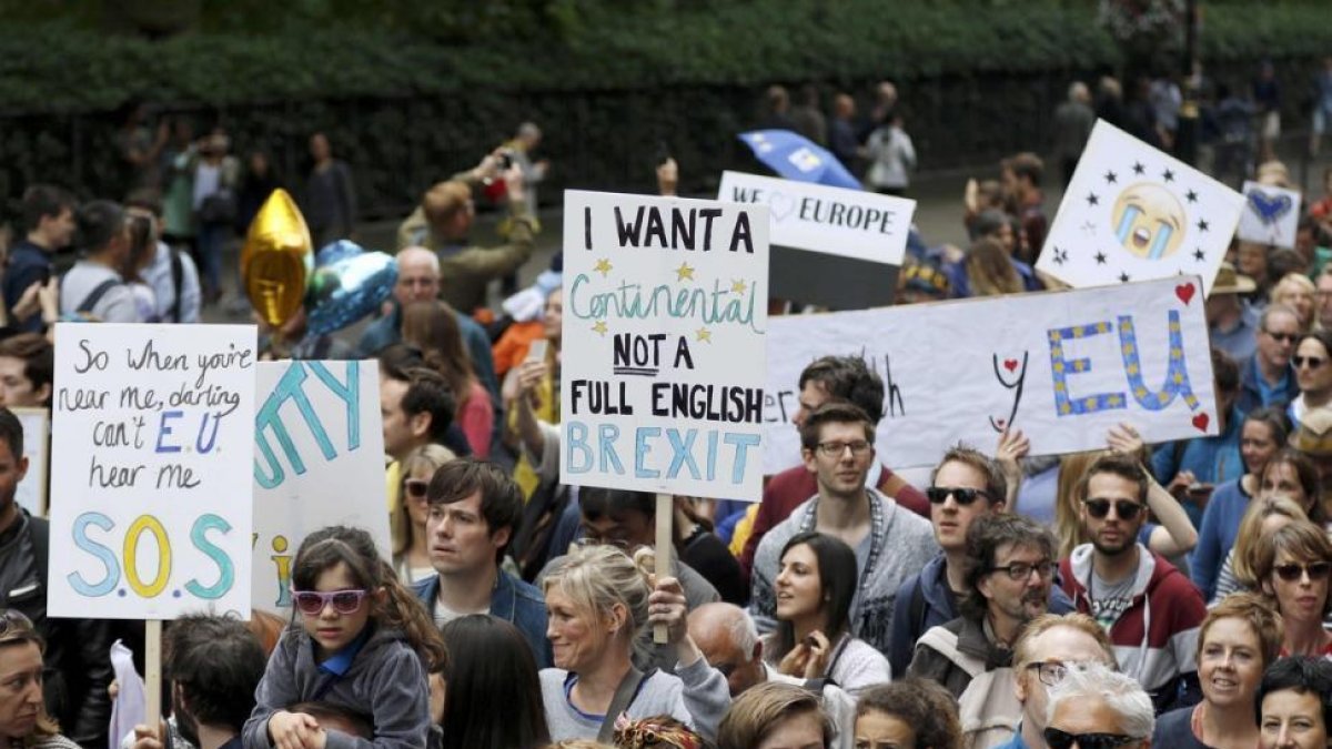 Miles de personas en la 'Marcha por Europa' en contra de la salida de Gran Bretaña de la UE.-TOM JACOBS / REUTERS