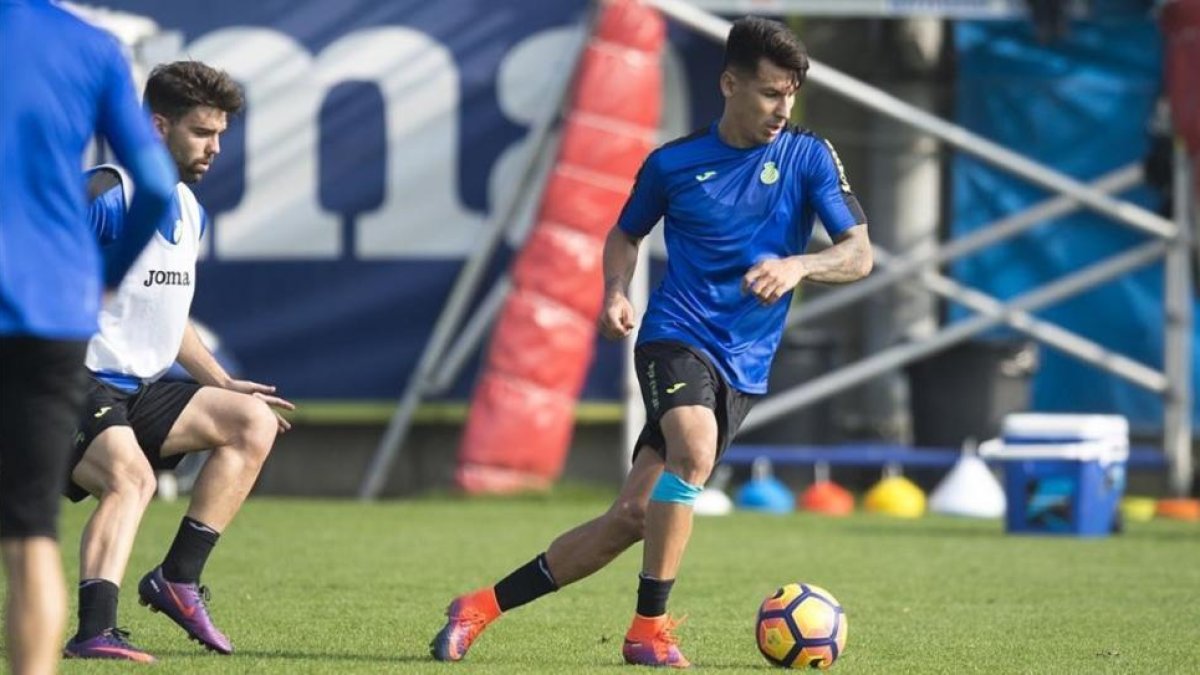 Hernán Pérez, en un entrenamiento del Espanyol.-JORDI COTRINA