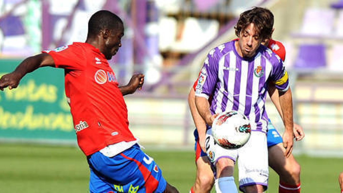 Sunny trata de frenar a Sisi en el partido del pasado sábado. / ÁREA 11-