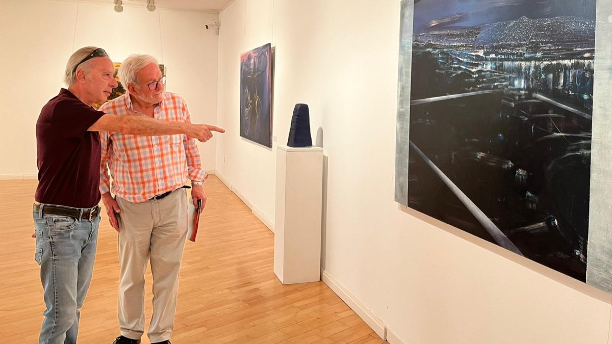 El artista junto al concejal Jesús Bárez.-HDS