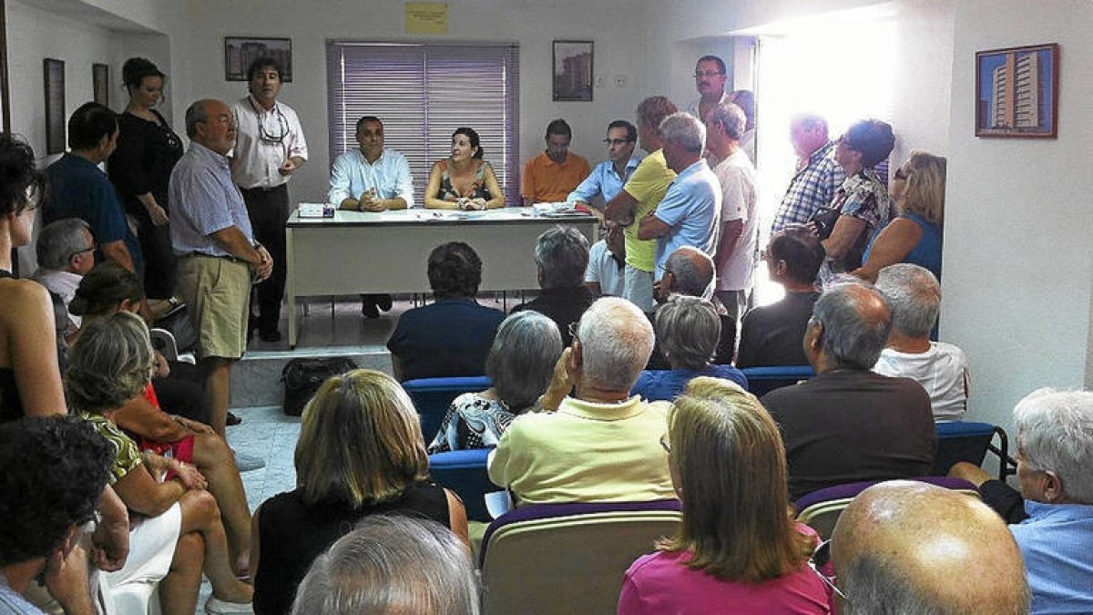 Imagen de una asamblea de vecinos celebrada fuera de la provincia de Soria. / EL MUNDO-