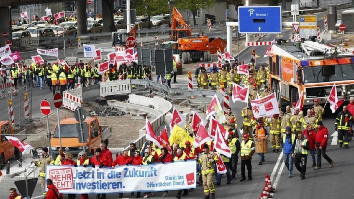Una manifestación de las convocadas por el sindicato Verdi que ha reunido a los trabajadores de tierra de los aeropuertos para pedir un aumento salarial.-KAI PFAFFENBACH