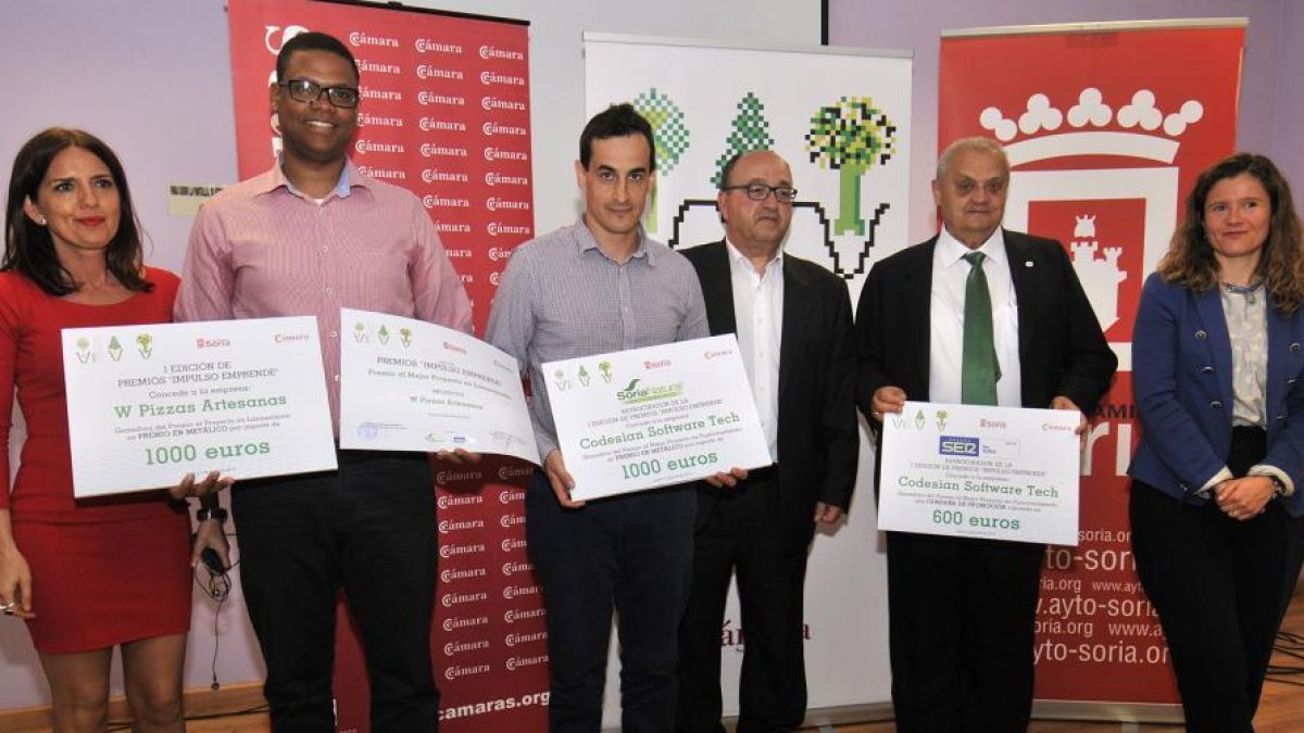 Una imagen de los premiados con representantes institucionales y de la organización de los galardones.-VALENTÍN GUISANDE