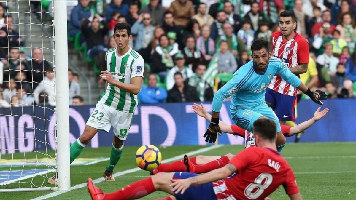 Saúl marca el único gol del partido lanzándose para rematar en el segundo palo un centro de Vrsaljko.-CRISTINA QUICLER / AFP