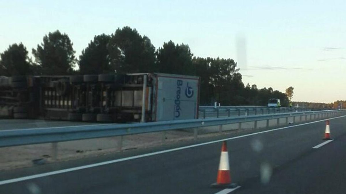Estado en el que quedó el camión tras el accidente-Cedida