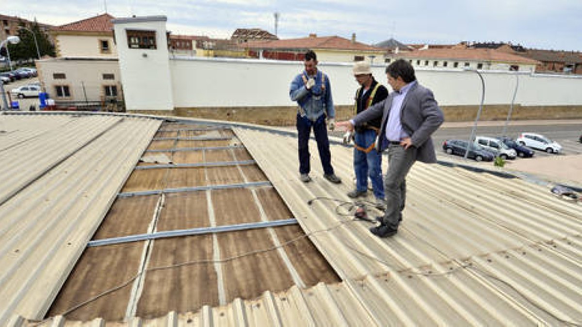Javier Antón observa el deterioro del aislamiento en la cubierta. / ÁLVARO MARTÍNEZ-