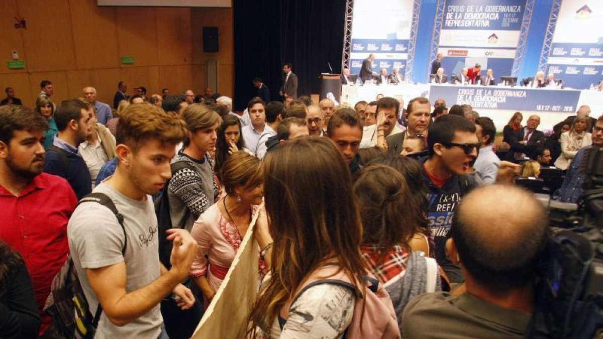 Varias decenas de estudiantes han interrumpido hoy al expresidente del Gobierno español Felipe González cuando pronunciaba una conferencia en la sesión inaugural del Círculo de Montevideo, que se celebra en el Paraninfo de la Universidad de Alicante.-EFE/MORELL